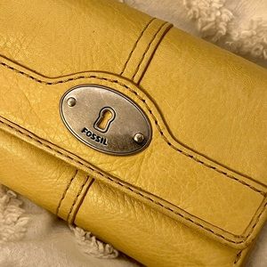Fossil women’s vintage keyhole trifold wallet